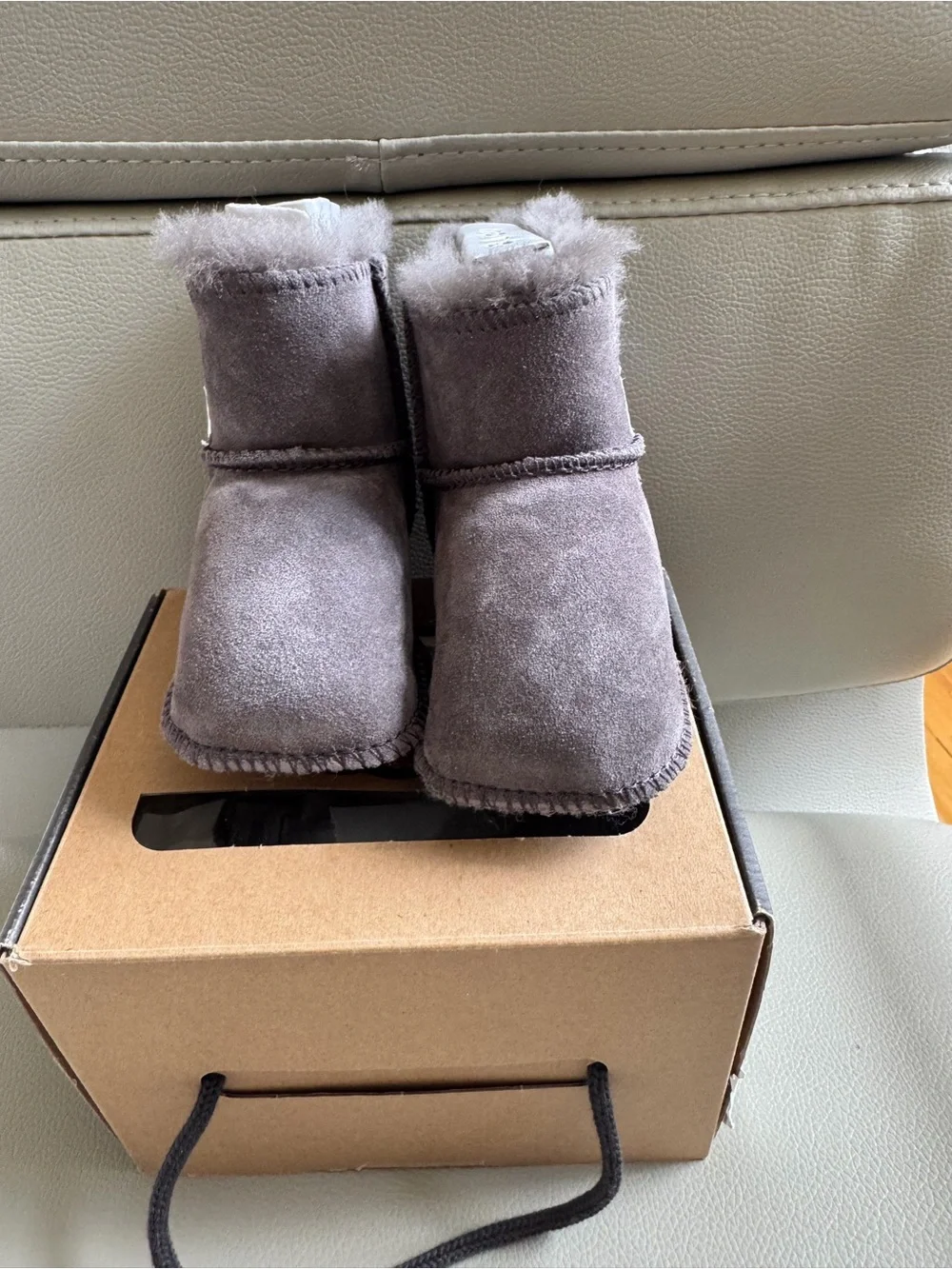 Giftable UGG Erin unisex Infant crib Suede Booties in charcoal gray Small w box